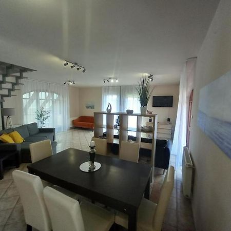 דירות Lujza Apartman Goedoello מראה חיצוני תמונה