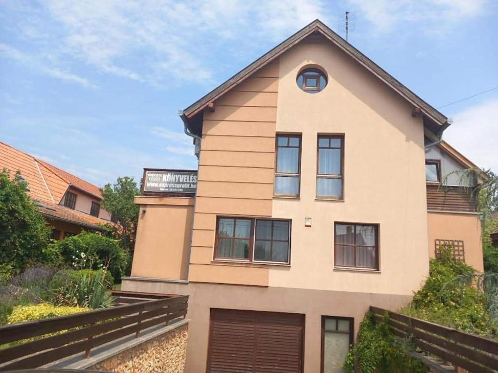 דירות Lujza Apartman Goedoello מראה חיצוני תמונה